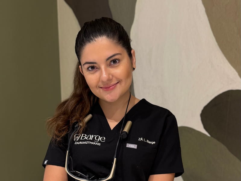 Layane Barge, Zahnärztin und Praxisinhaberin