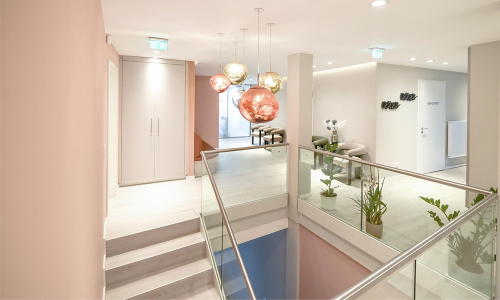 Treppe in der Zahnarztpraxis Layane Barge