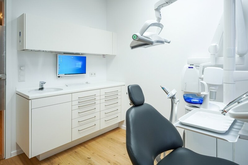 Behandlungsraum der Zahnmedizin im Werkhaus von Stefan Enz