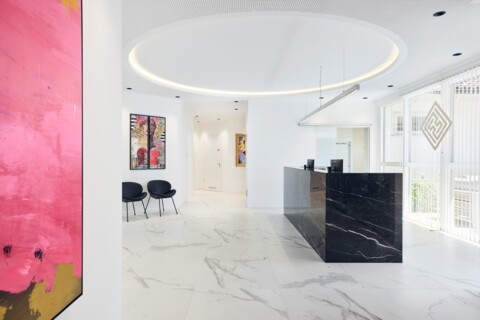 Plandent -Eleganter Marmor im Eingangs- und Wartebereich der „Zahnmedizin Achental“ erinnert an die Lobby eines Hotels  | plandent.de