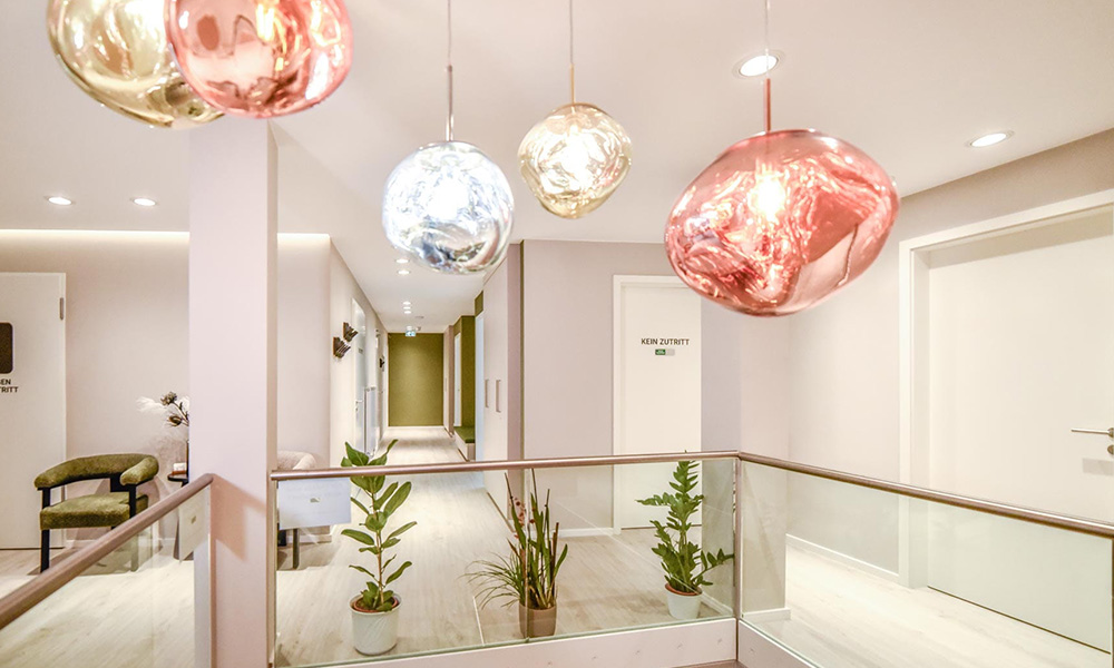 Designleuchten in der Zahnarztpraxis Layane Barge