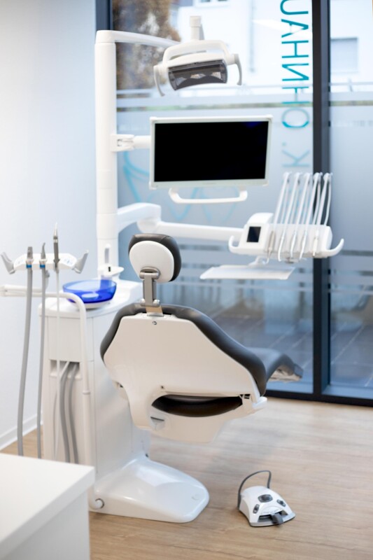 Behandlungsraum in der Zahnarztpraxis Dr. Kevin Ohnhäuser in Wiesloch