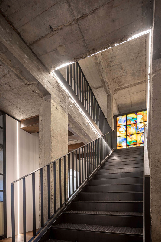 Referenz Zähne im Zentrum Münster - eindrucksvolle Treppe aus Schwarzstahl