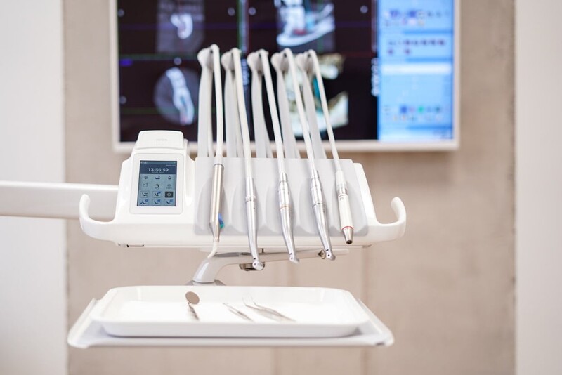 Behandlungseinheit Compact i5 von Planmeca mit Schwingbügel der Zahnmedizin im Werkhaus von Stefan Enz