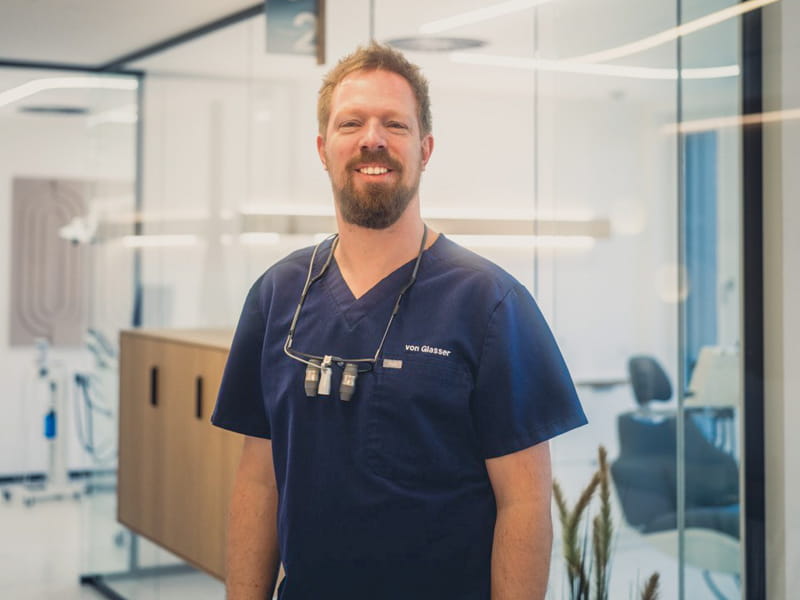 Gerrit von Glaßer, Fachzahnarzt für Oralchirurgie, Dentoalveoläre Chirurgie, Endodontie, Implantologie